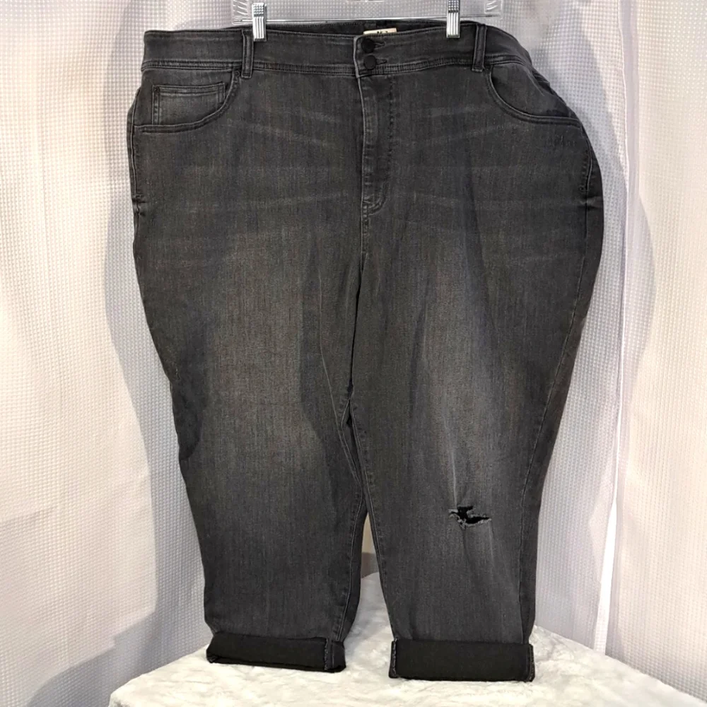 Distressed D/C Cropped Jeans